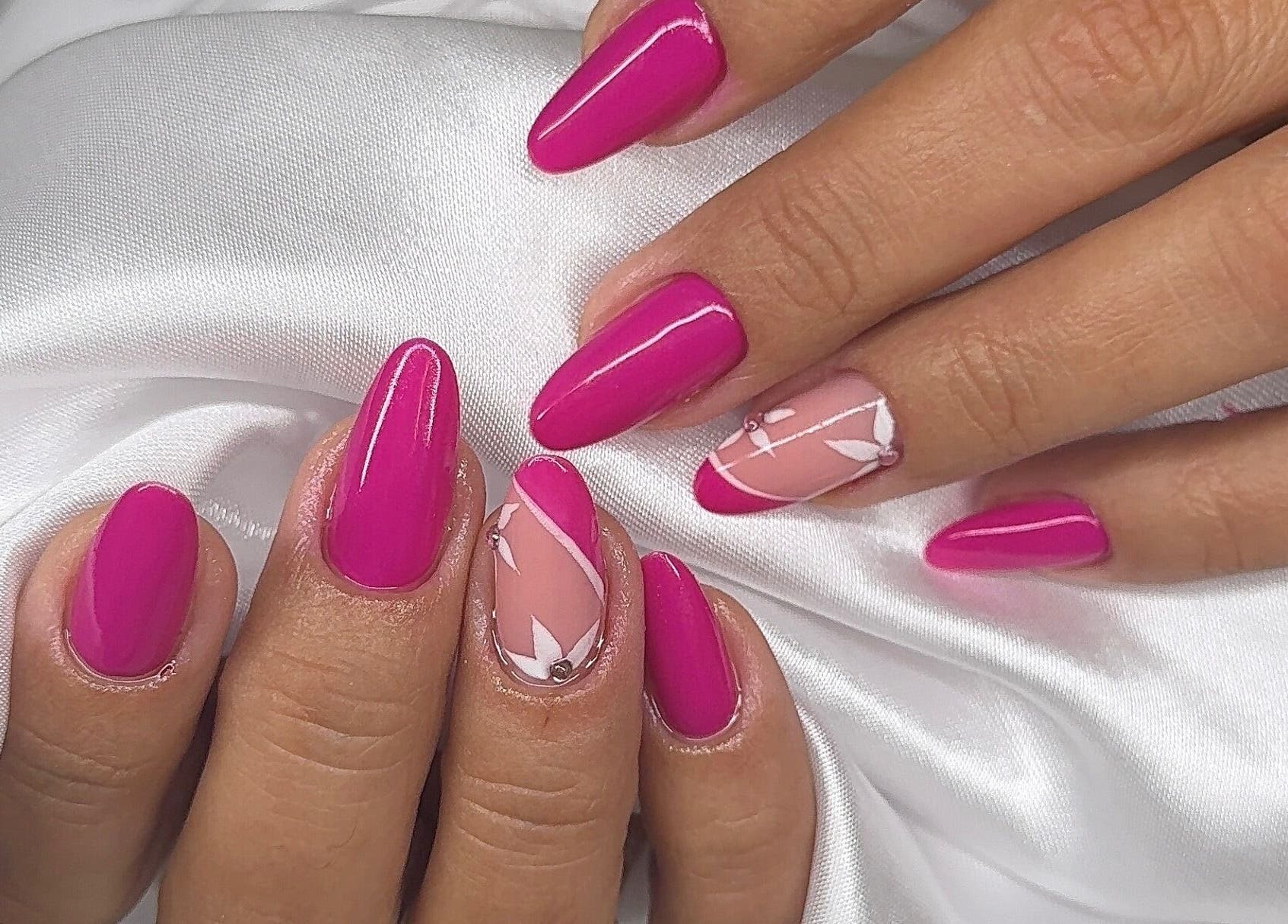 Unhas rosa elegantes com design floral no Studio Amorim, Namur, Région Wallonne, BE.