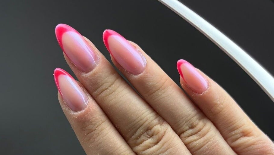 Unhas estilizadas com pontas rosa em By.rafaelam, Vila Real, Vila Real, PT.