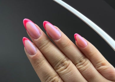 Unhas estilizadas com pontas rosa em By.rafaelam, Vila Real, Vila Real, PT.