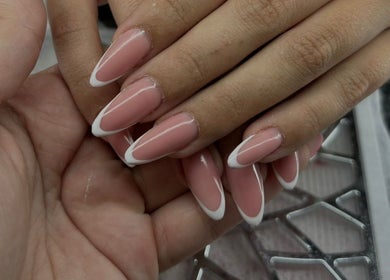Unhas francesinha estilizadas por By.rafaelam em Vila Real, Vila Real, PT, destacando a beleza e sofisticação.