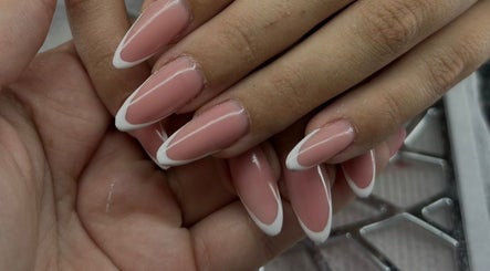 Unhas francesinha estilizadas por By.rafaelam em Vila Real, Vila Real, PT, destacando a beleza e sofisticação.