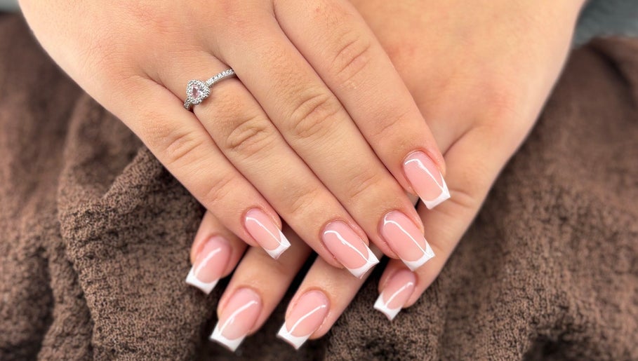 Mãos com unhas francesas elegantes em By.rafaelam, Vila Real, Vila Real, PT.