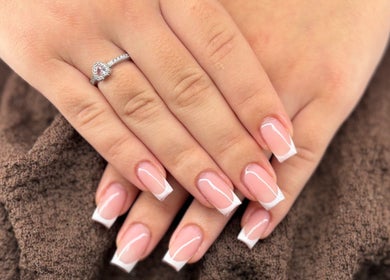 Mãos com unhas francesas elegantes em By.rafaelam, Vila Real, Vila Real, PT.