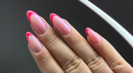 Unhas elegantes com esmaltação rosa em By.rafaelam, Vila Real, Vila Real, PT. Beleza e sofisticação.