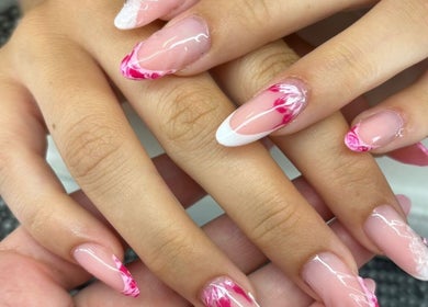 Unhas decoradas em rosa na By.rafaelam, Vila Real, Vila Real, PT, destacam-se pelo design moderno.