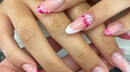 Unhas decoradas em rosa na By.rafaelam, Vila Real, Vila Real, PT, destacam-se pelo design moderno.
