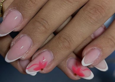 Design de unhas francesas com flores rosa em By.rafaelam, Vila Real, Vila Real, PT.