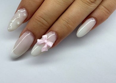 Unhas decoradas com laço rosa em By.rafaelam, Vila Real, Vila Real, PT.