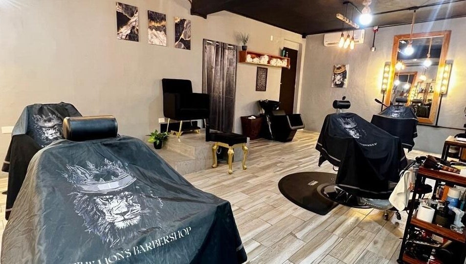 Interior moderno de THE LIONSBARBERSHOP PLAYA DEL CARMEN en Playa Del Carmen, Quintana Roo, MX.