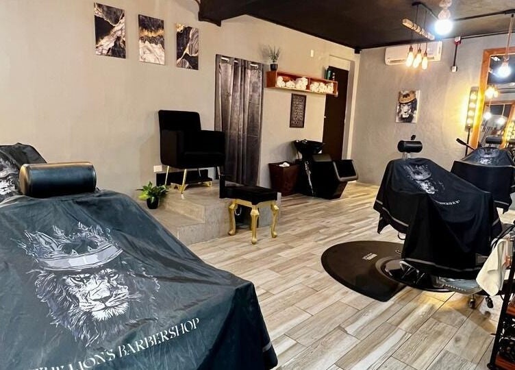 Interior moderno de THE LIONSBARBERSHOP PLAYA DEL CARMEN en Playa Del Carmen, Quintana Roo, MX.