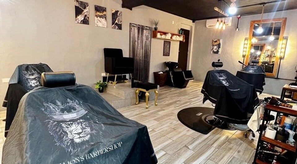 Interior moderno de THE LIONSBARBERSHOP PLAYA DEL CARMEN en Playa Del Carmen, Quintana Roo, MX.