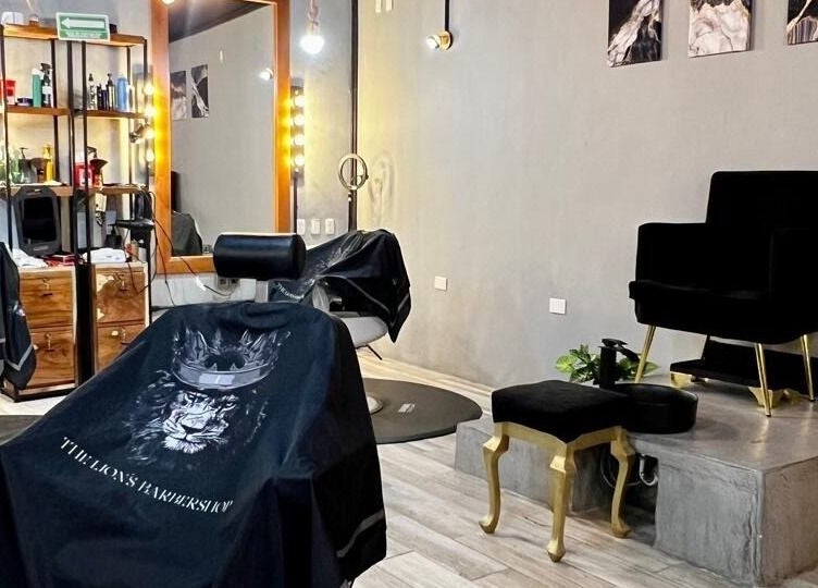 Interior moderno de THE LIONSBARBERSHOP PLAYA DEL CARMEN en Playa Del Carmen, Quintana Roo, MX.