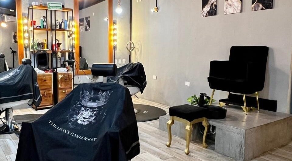 Interior moderno de THE LIONSBARBERSHOP PLAYA DEL CARMEN en Playa Del Carmen, Quintana Roo, MX.