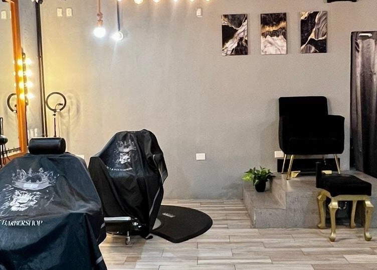 Interior de THE LIONSBARBERSHOP PLAYA DEL CARMEN en Playa Del Carmen, Quintana Roo, MX, mostrando sillas y decoración moderna.