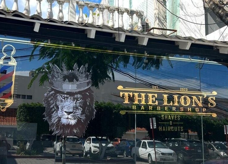 Fachada de THE LIONSBARBERSHOP PLAYA DEL CARMEN en Playa Del Carmen, Quintana Roo, MX con diseño de león reflejado.