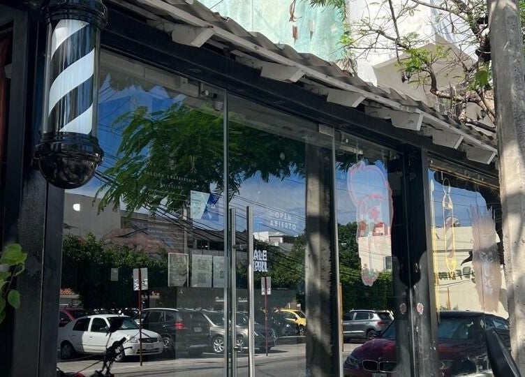 Fachada de THE LIONSBARBERSHOP PLAYA DEL CARMEN en Playa Del Carmen, Quintana Roo, MX. Diseño moderno y atractivo.