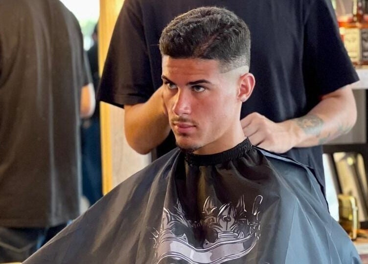 Cliente recibiendo corte en THE LIONSBARBERSHOP PLAYA DEL CARMEN, Playa Del Carmen, Quintana Roo, MX.