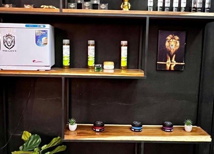 Estante con productos de cuidado en THE LIONSBARBERSHOP PLAYA DEL CARMEN, Playa Del Carmen, Quintana Roo, MX.
