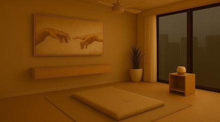 Interior elegante de RASSAMA® Massagem, Distrito Federal, BR, com tatame e arte inspiradora na parede.
