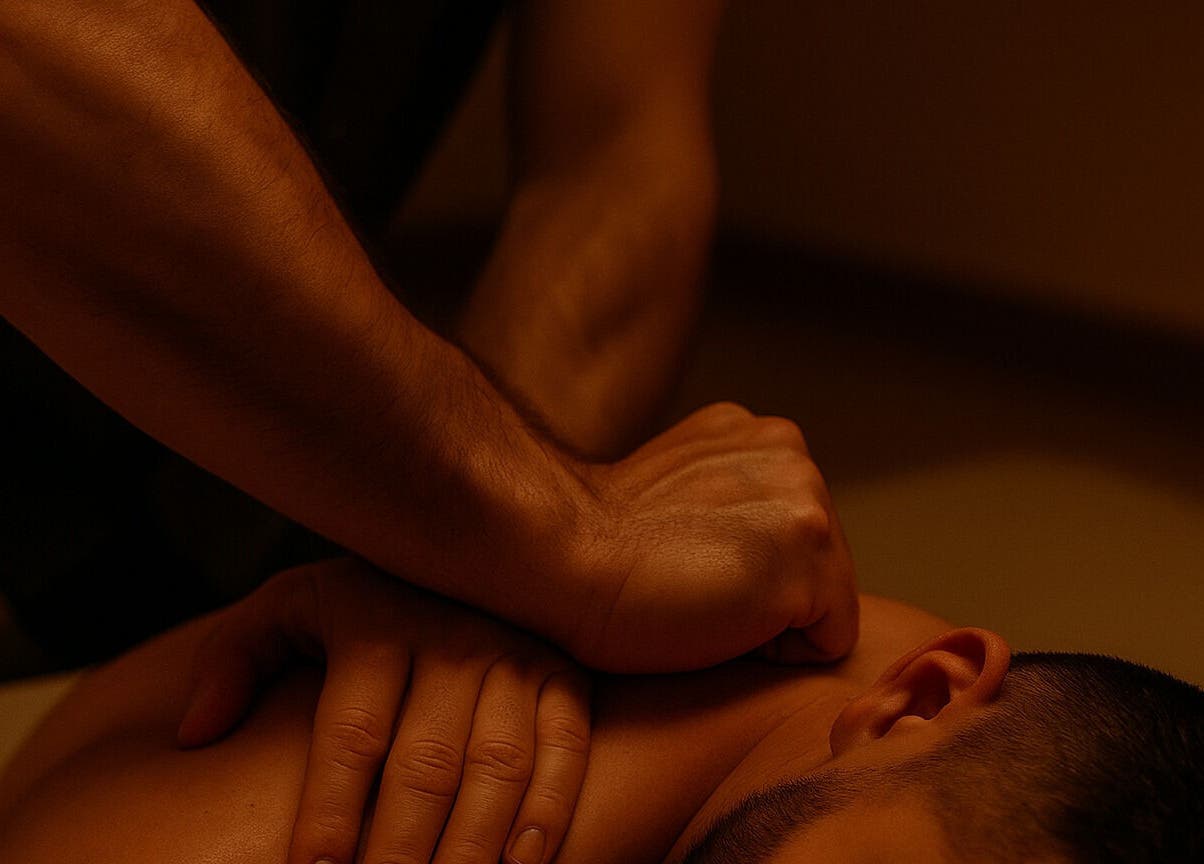 Sessão de massagem RASSAMA® Massagem, Distrito Federal, BR, com técnica de relaxamento muscular.