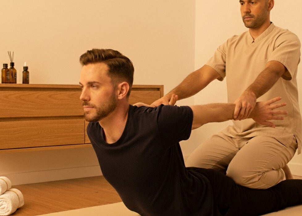 Sessão de massagem no OnTatame Massagem, Distrito Federal, BR com especialista aplicando técnicas relaxantes.