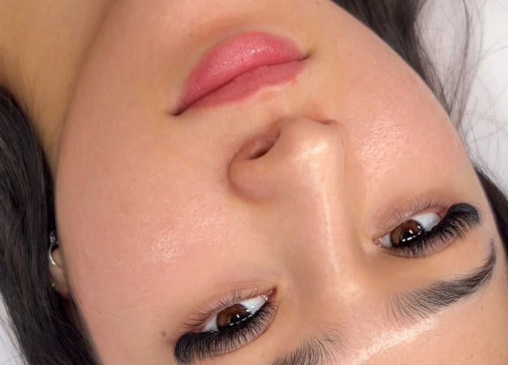 Primer plano de pestañas voluminosas en Las pestañas de Ru, Morelia, Morelia, MX.