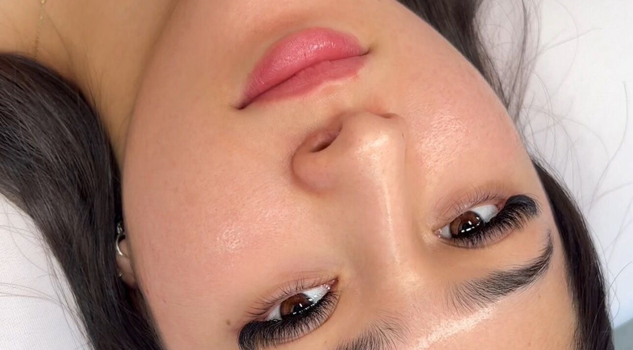 Primer plano de pestañas voluminosas en Las pestañas de Ru, Morelia, Morelia, MX.