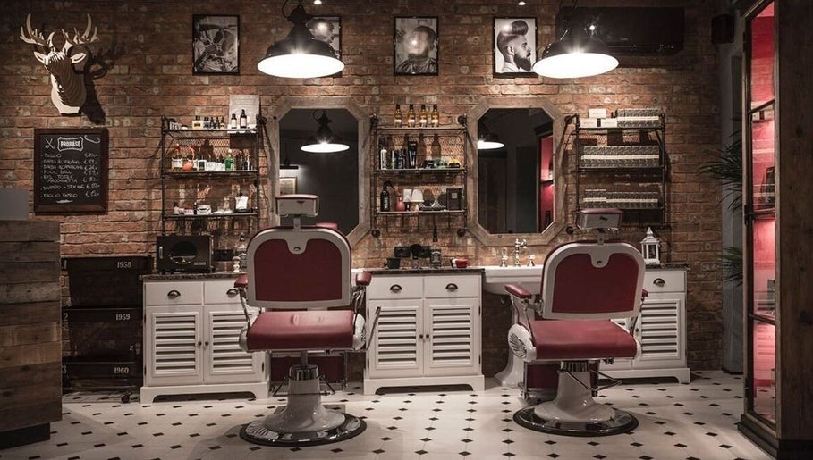 Interior vintage de Barberia Militar en San Bernardo, Región Metropolitana, CL, con sillas y decoración clásica.