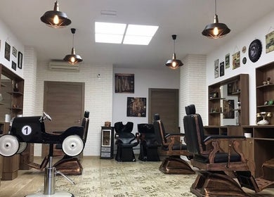 Interior de Barberia militar en San Bernardo, Región Metropolitana, CL con sillas clásicas y decoración retro.