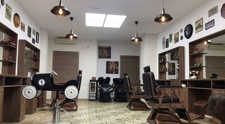 Interior de Barberia militar en San Bernardo, Región Metropolitana, CL con sillas clásicas y decoración retro.