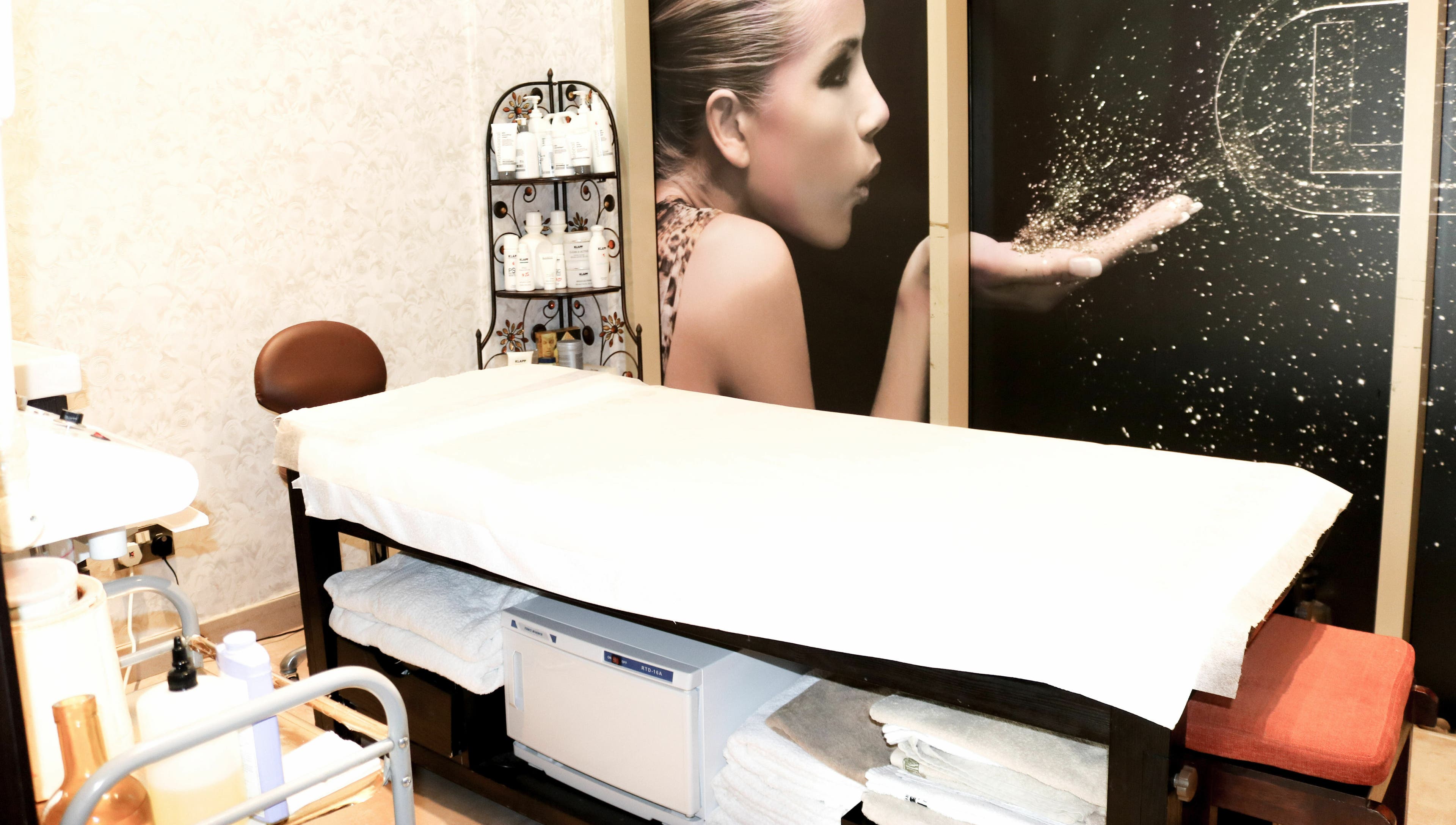 Therapy room at O and O Beauty Center, Dubai, Dubai, AE with a comfortable bed and relaxing decor.