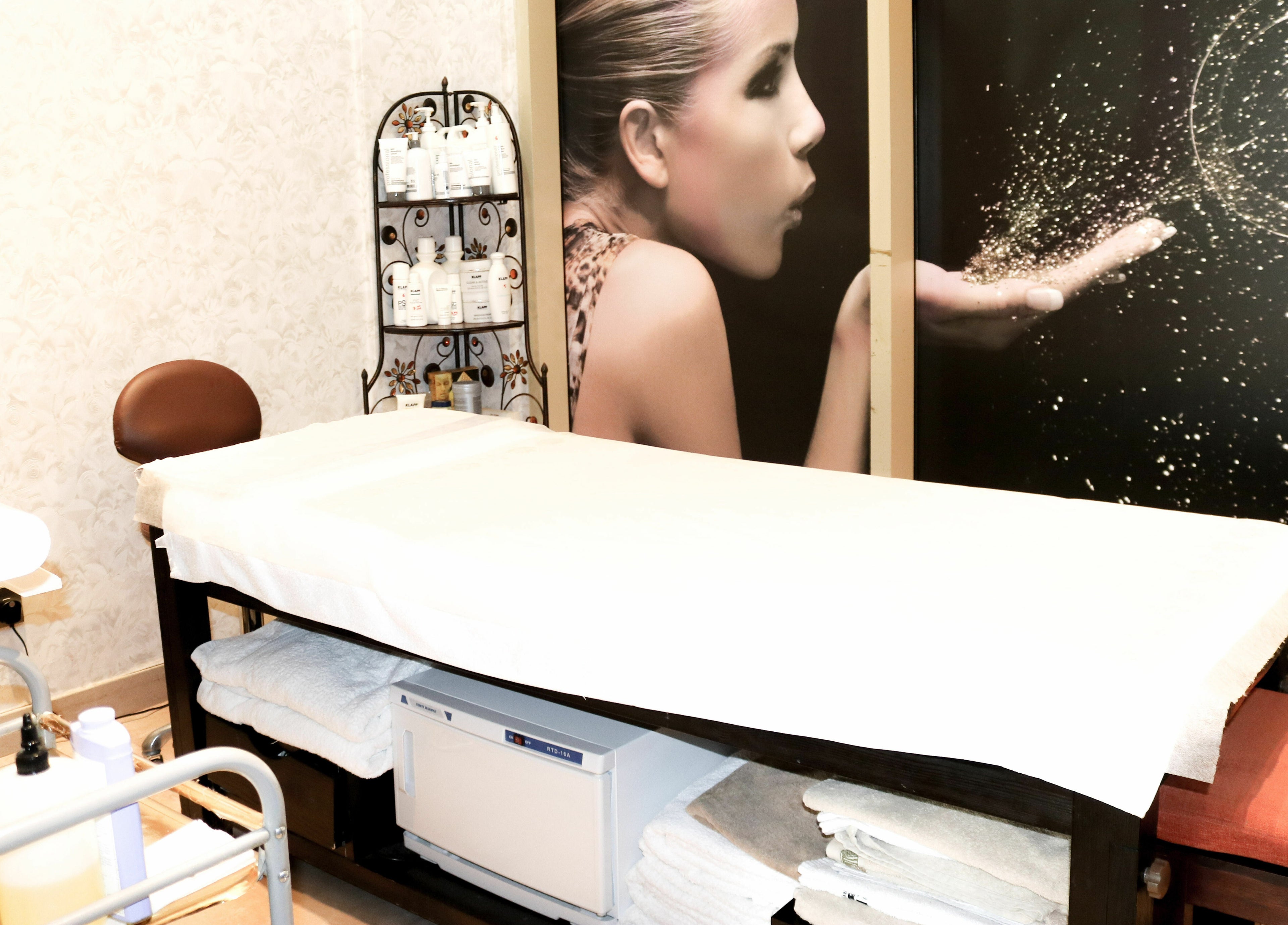 Therapy room at O and O Beauty Center, Dubai, Dubai, AE with a comfortable bed and relaxing decor.