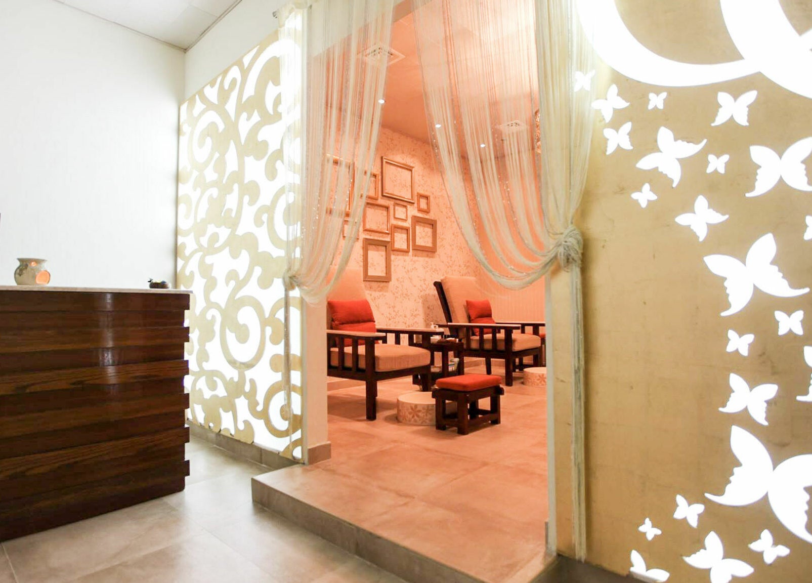 Chic entry at O and O Beauty Center, Dubai, Dubai, AE with intricate decor and comfy seating.
