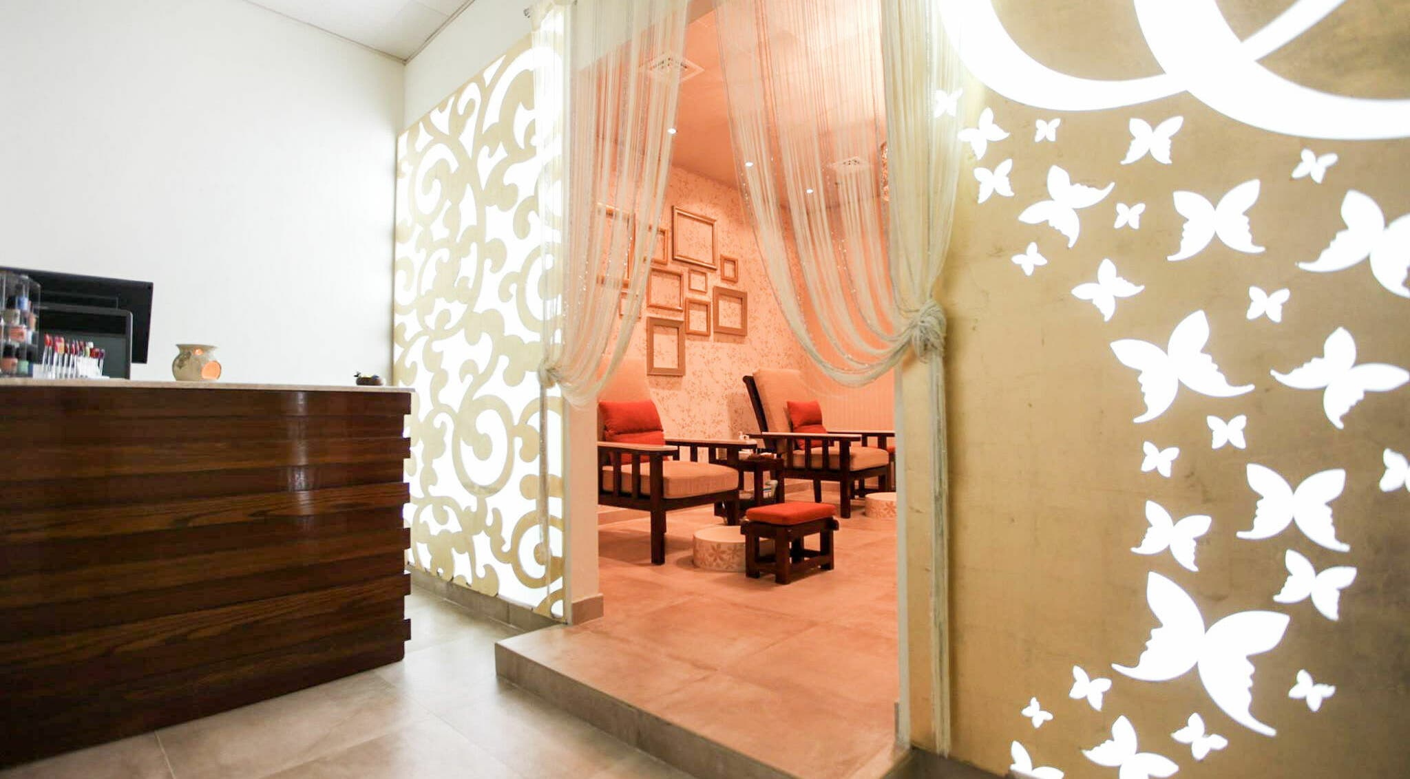 Chic entry at O and O Beauty Center, Dubai, Dubai, AE with intricate decor and comfy seating.