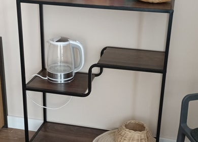 Estante moderno con hervidor en RAÍCES ESTETICA Y BIENESTAR, Castilla-la Mancha, ES.
