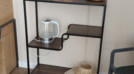 Estante moderno con hervidor en RAÍCES ESTETICA Y BIENESTAR, Castilla-la Mancha, ES.