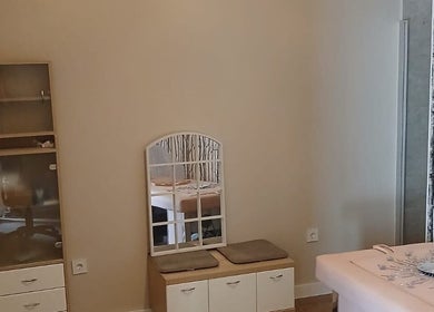 Habitación cálida de RAÍCES ESTETICA Y BIENESTAR en Castilla-la Mancha, ES con espejo y decoración relajante.