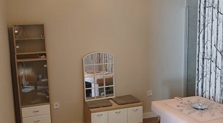 Habitación cálida de RAÍCES ESTETICA Y BIENESTAR en Castilla-la Mancha, ES con espejo y decoración relajante.