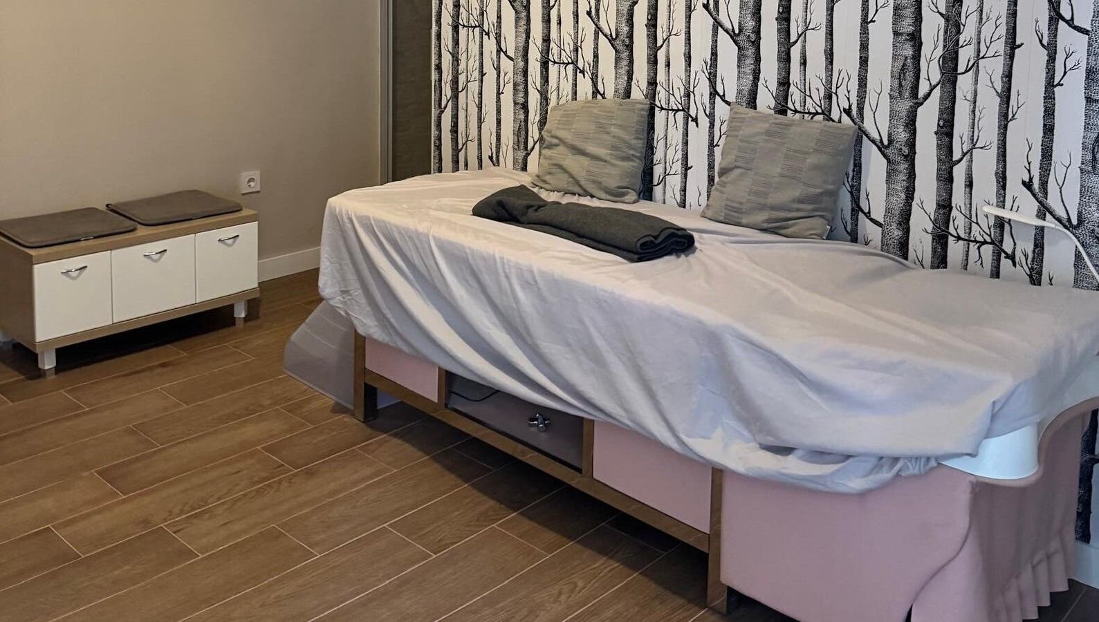 Sala de tratamiento en Raíces Estetica Y Bienestar, Valdeluz, Castilla-la Mancha, ES. Decoración relajante.