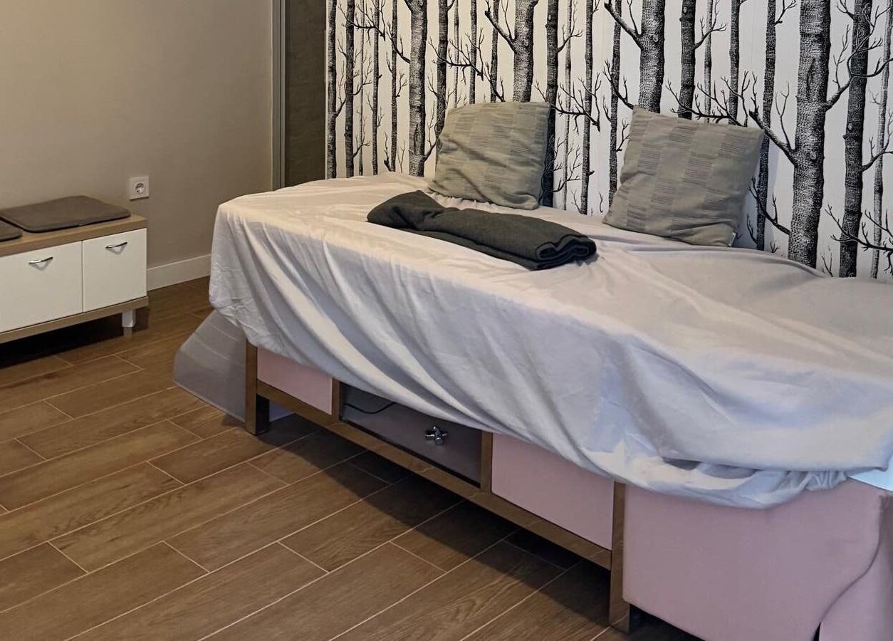 Sala de tratamiento en Raíces Estetica Y Bienestar, Valdeluz, Castilla-la Mancha, ES. Decoración relajante.