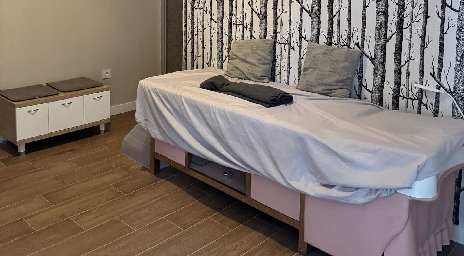 Sala de tratamiento en Raíces Estetica Y Bienestar, Valdeluz, Castilla-la Mancha, ES. Decoración relajante.