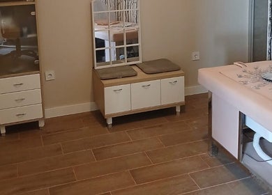 Sala de bienestar en Raíces Estetica Y Bienestar, Valdeluz, Castilla-La Mancha, ES con camilla y espejo.