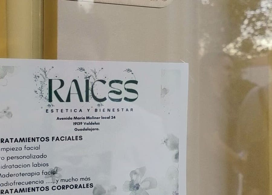 Cartel de servicios de Raíces Estetica Y Bienestar en Valdeluz, Castilla-la Mancha, ES.