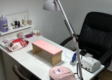 Colț de salon la Mady_Beauty_Studio, Chișinău, Chișinău, MD, cu masă pentru manichiură și scaun confortabil.