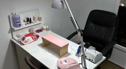 Colț de salon la Mady_Beauty_Studio, Chișinău, Chișinău, MD, cu masă pentru manichiură și scaun confortabil.