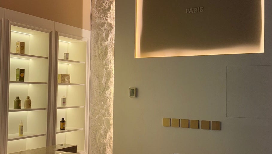 Intérieur chic de So Chic Paris à Dubai, Dubai, AE, avec des étagères éclairées et des produits en exposition.