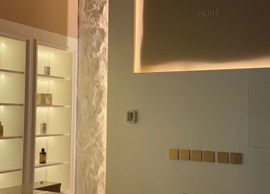 Intérieur chic de So Chic Paris à Dubai, Dubai, AE, avec des étagères éclairées et des produits en exposition.
