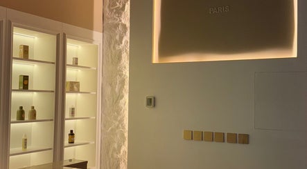 Intérieur chic de So Chic Paris à Dubai, Dubai, AE, avec des étagères éclairées et des produits en exposition.