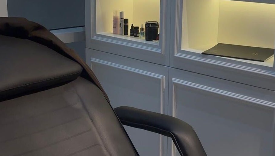 Cabine de soin élégante chez So Chic Paris, Dubai, Dubai, AE, avec équipements modernes et produits de beauté.