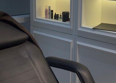 Cabine de soin élégante chez So Chic Paris, Dubai, Dubai, AE, avec équipements modernes et produits de beauté.